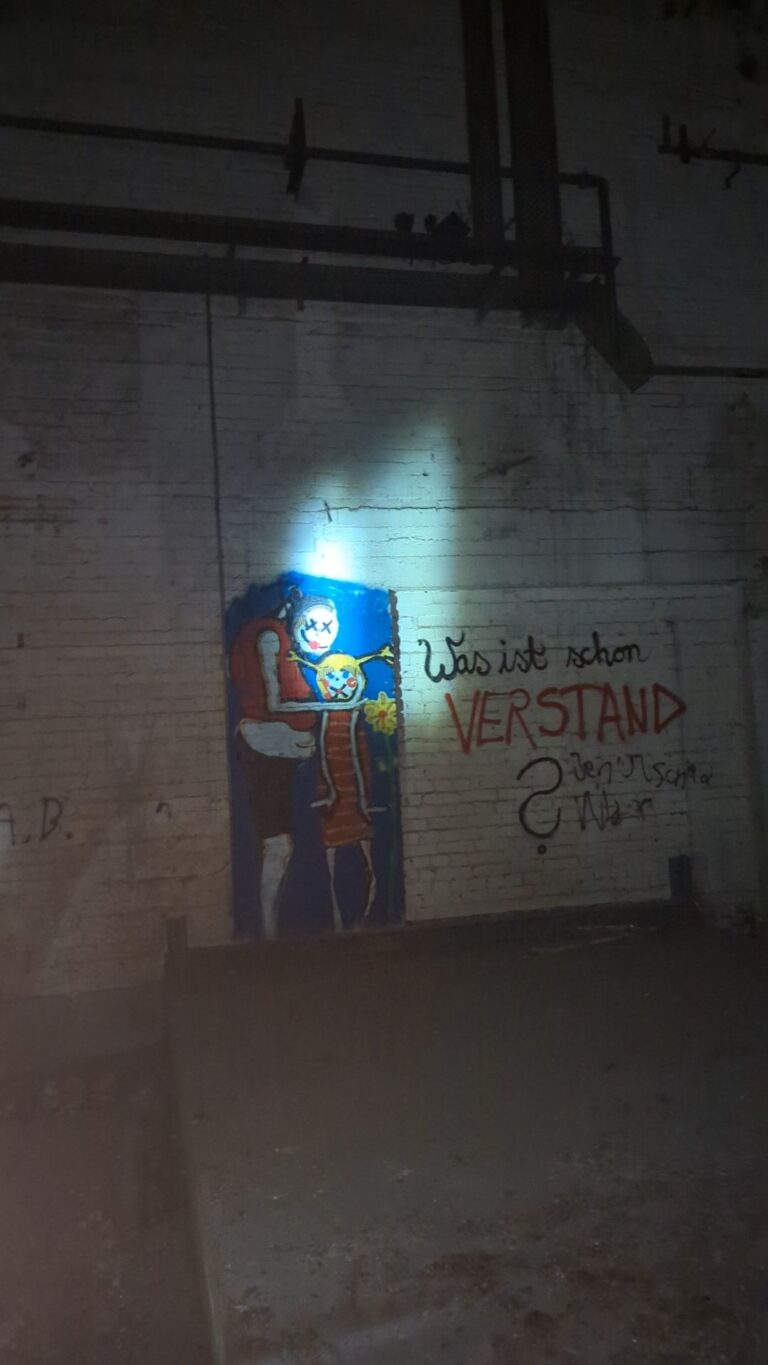 Verlassene Chemiefabrik u Bürogebäude 6 Snapchat 1023095091 768x1365