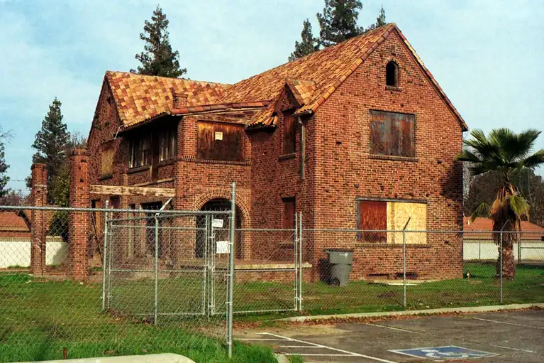 Dieses schöne Gebäude ist schon so lange verlassen, wie ich v0 jguxojgtqepa1 768x511