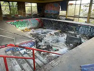 Ein verlassenes, mit Graffiti beschmiertes Hallenbad, das auf der Karte der verlorenen Orte für Stadtentdecker zu finden ist.