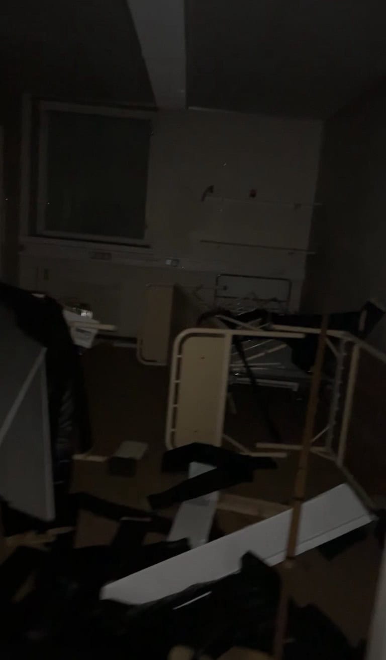 Verlassenes psychiatrisches Krankenhaus 1 IMG 2555 768x1312