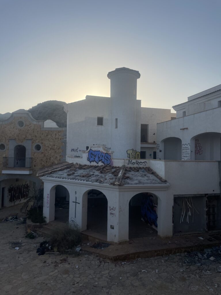 Hotel abandonado junto a la costa 11 IMG 3091 768x1024