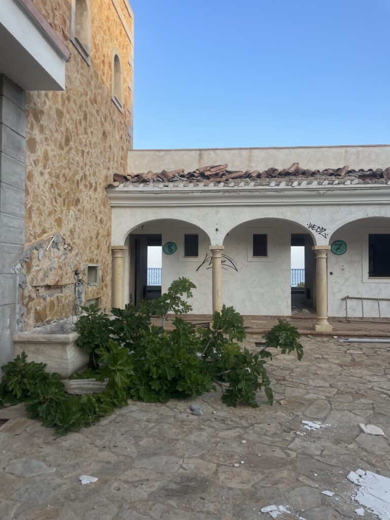 Hotel abandonado junto a la costa 9 IMG 3107 768x1024