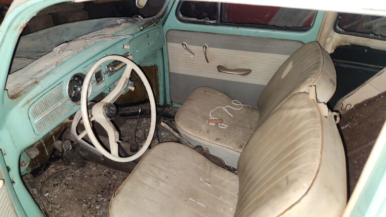Im Inneren des alten VW Käfers Im Inneren des alten VW Käfers