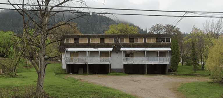 abandoned motel/multi family home 1 Screenshot 2025 11 03 183536 768x339