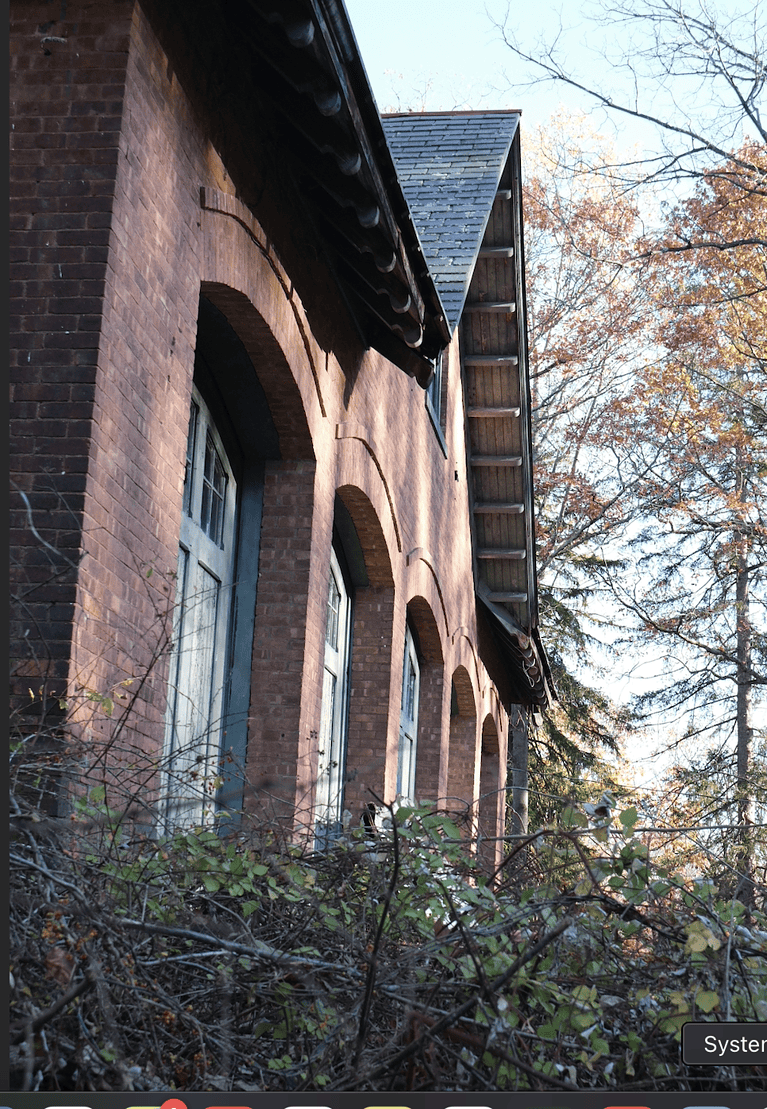 Backsteinhaus im Wald 2 Screenshot 2025 11 09 um 3.54.20 PM 768x1109