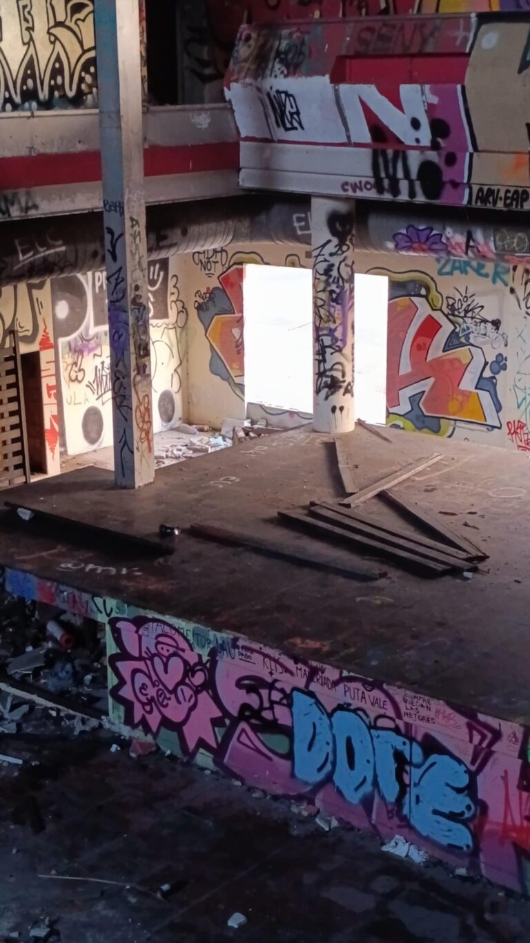 Discoteca degli anni '90 abbandonata 1 1101 768x1365