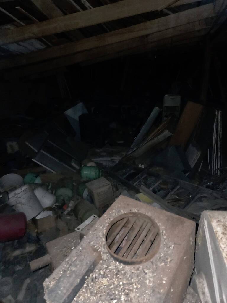 Casa abbandonata e edificio separato 1 20251203 234429 768x1024