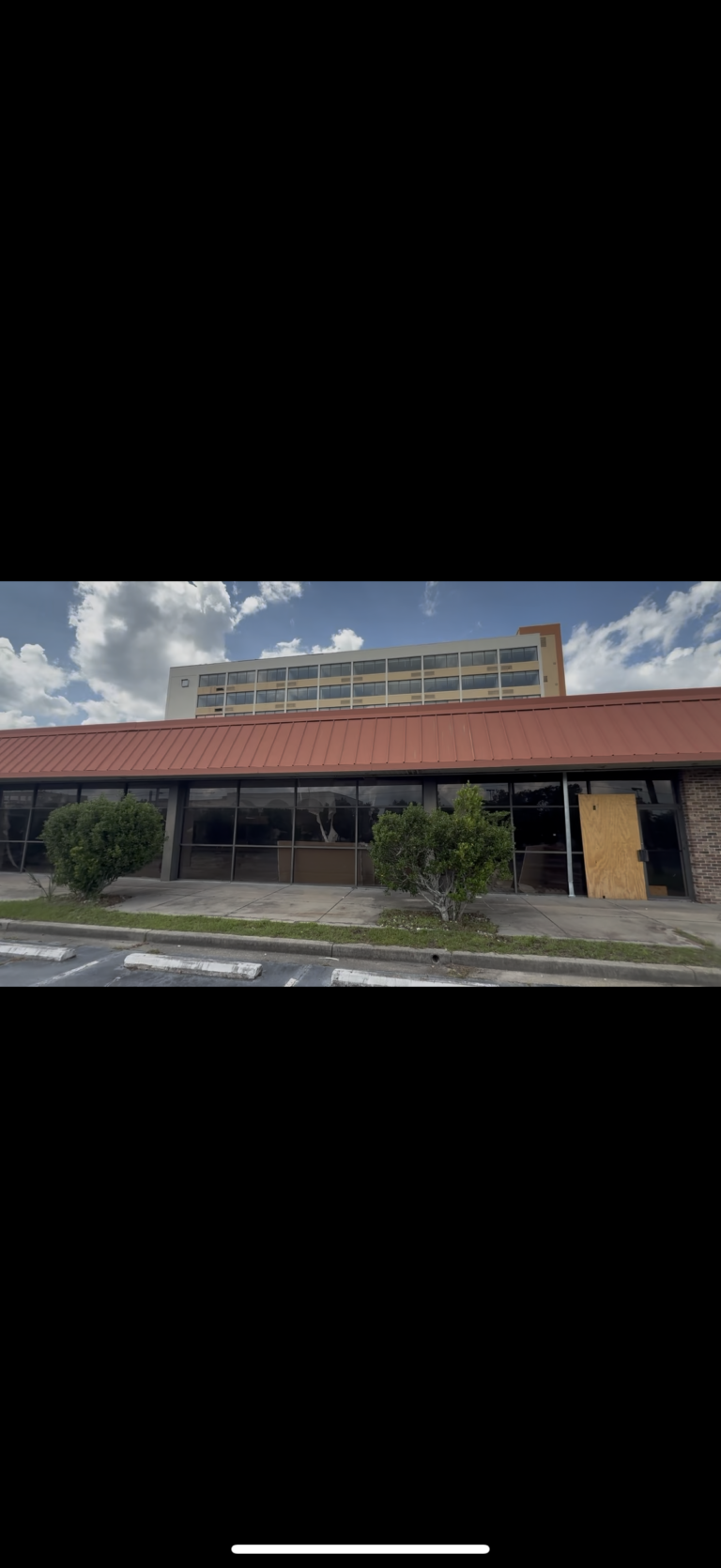 Abandoned Hotel 1 IMG 0030 768x1670