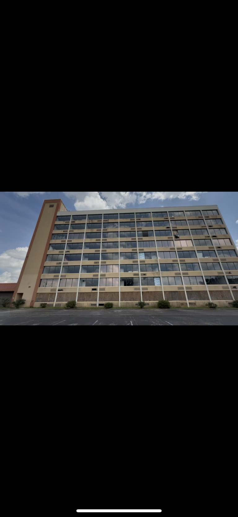 Abandoned Hotel 3 IMG 0031 768x1670