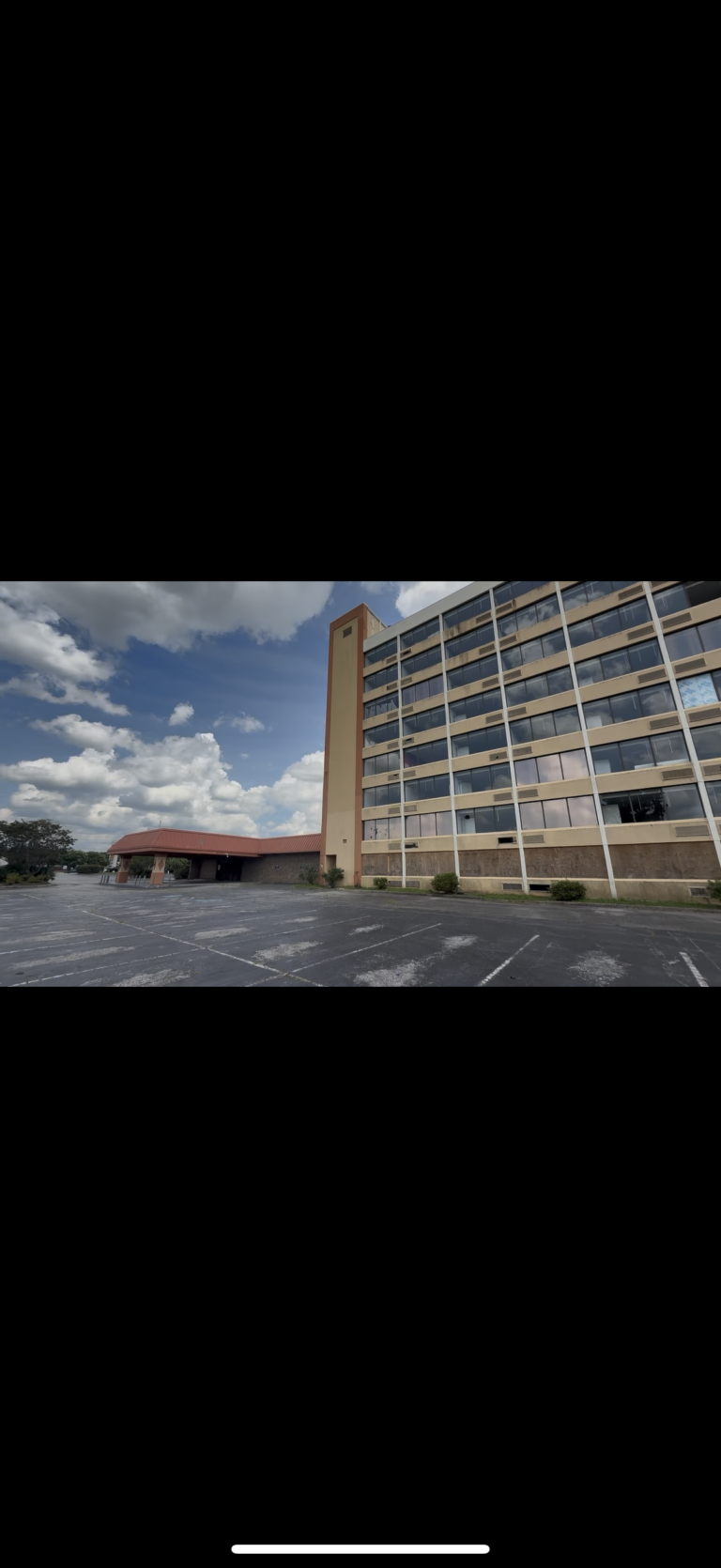 Abandoned Hotel 2 IMG 0032 768x1670