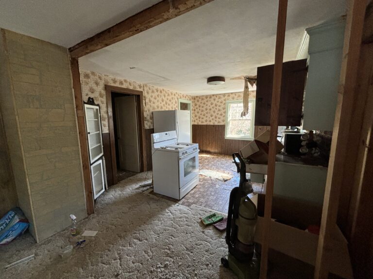 Abandoned Car Guy House 6 IMG 9885 768x576