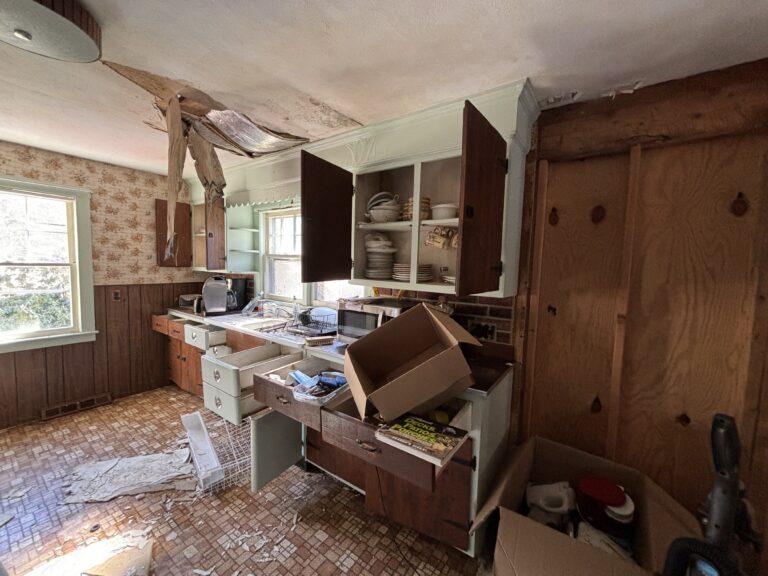 Abandoned Car Guy House 5 IMG 9889 768x576