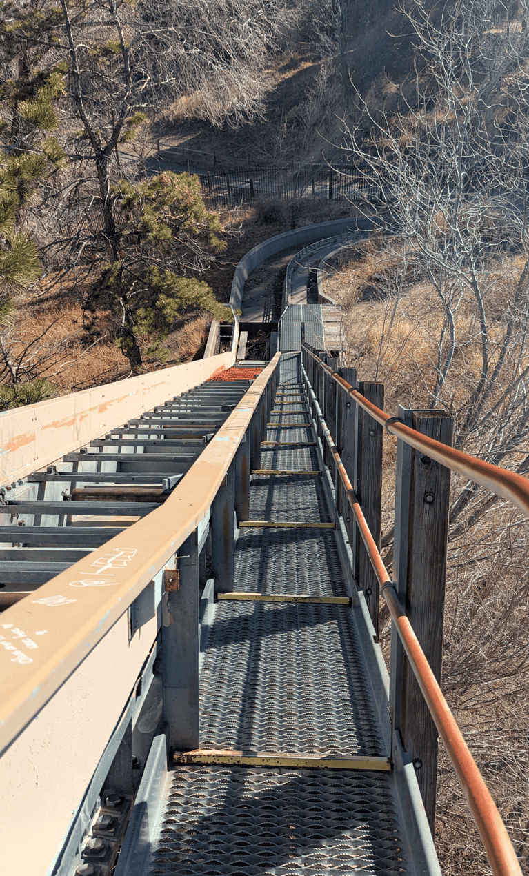 Verlassene alte Wasserrutsche Rancho San Rafael 1 30464 768x1270