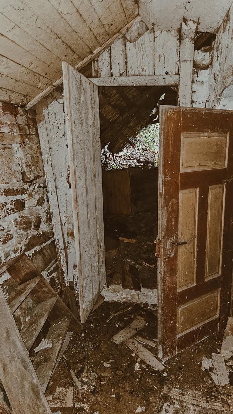 Verlassenes Haus in dem tschechischen Dorf Svojanov 2 1000009638 768x1364