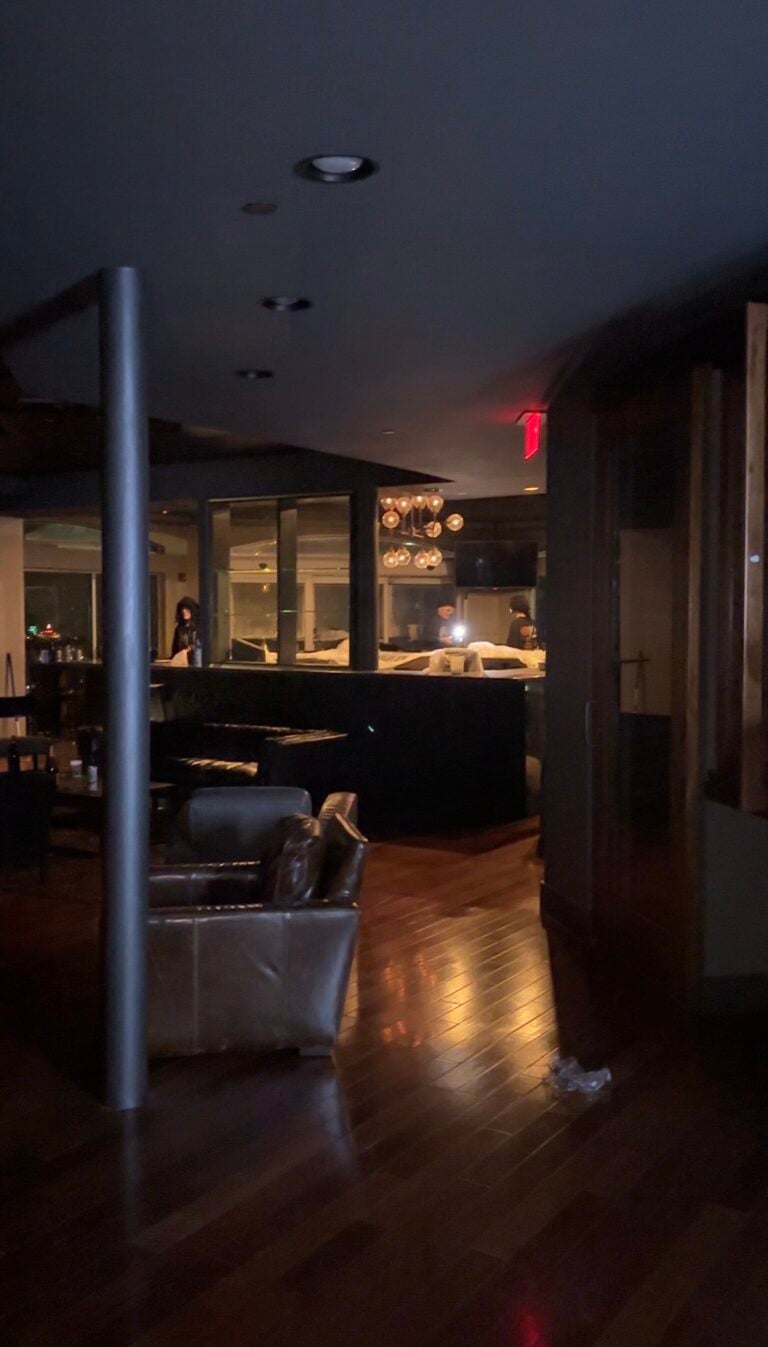 Abandoned restaurant 3 IMG 8704 768x1347