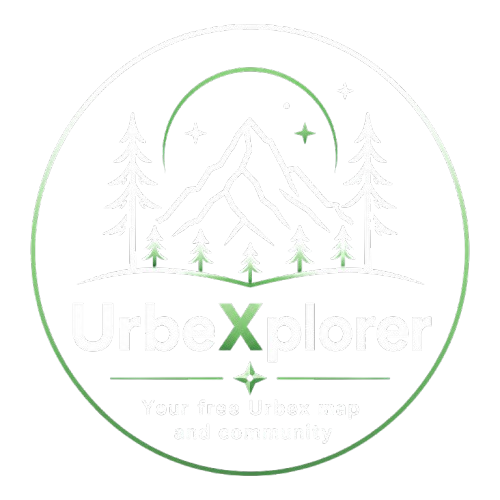 Logo für Urbex Explorer mit Bergen, Bäumen, Sternen und dem Text "Deine kostenlose Urbex-Karte und Community" für Lost-Place-Fans.