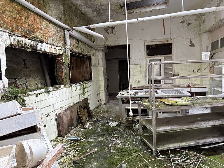 Abandoned hotel 1 IMG 1335 768x576