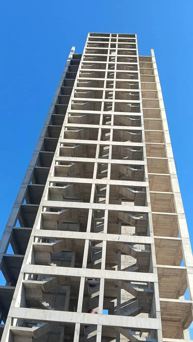 Edificio abbandonato di 20 piani 1 9930 768x1360