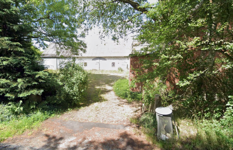 Abandoned house with a stable 3 image 768x497